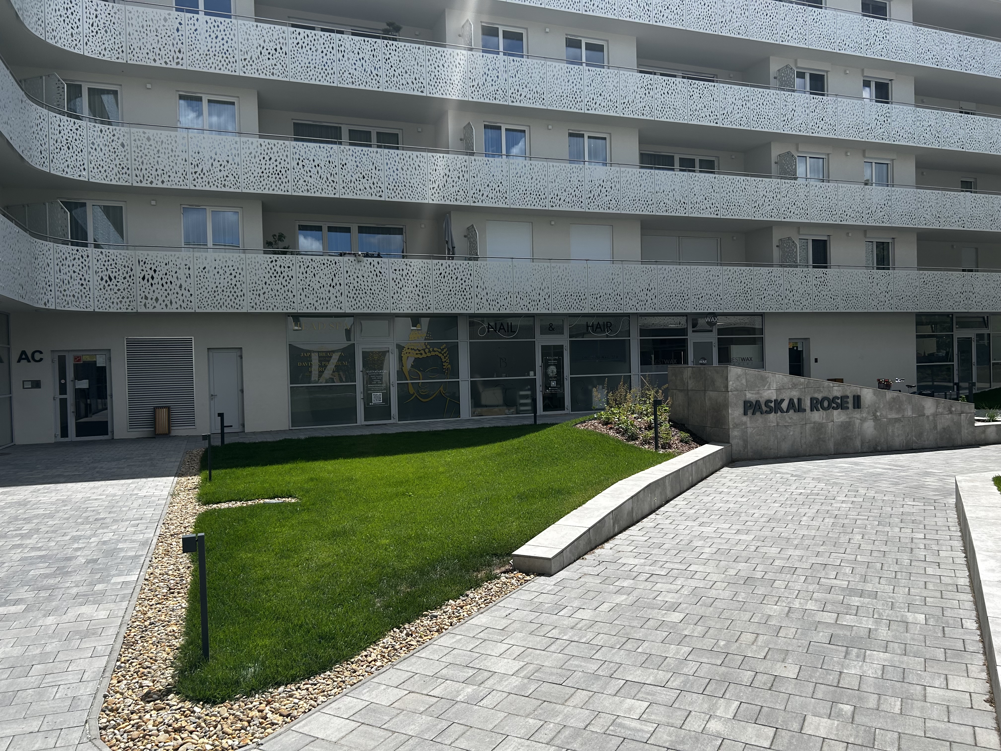 A Paskal Rose II irodaház bejárata és gondozott zöld udvara